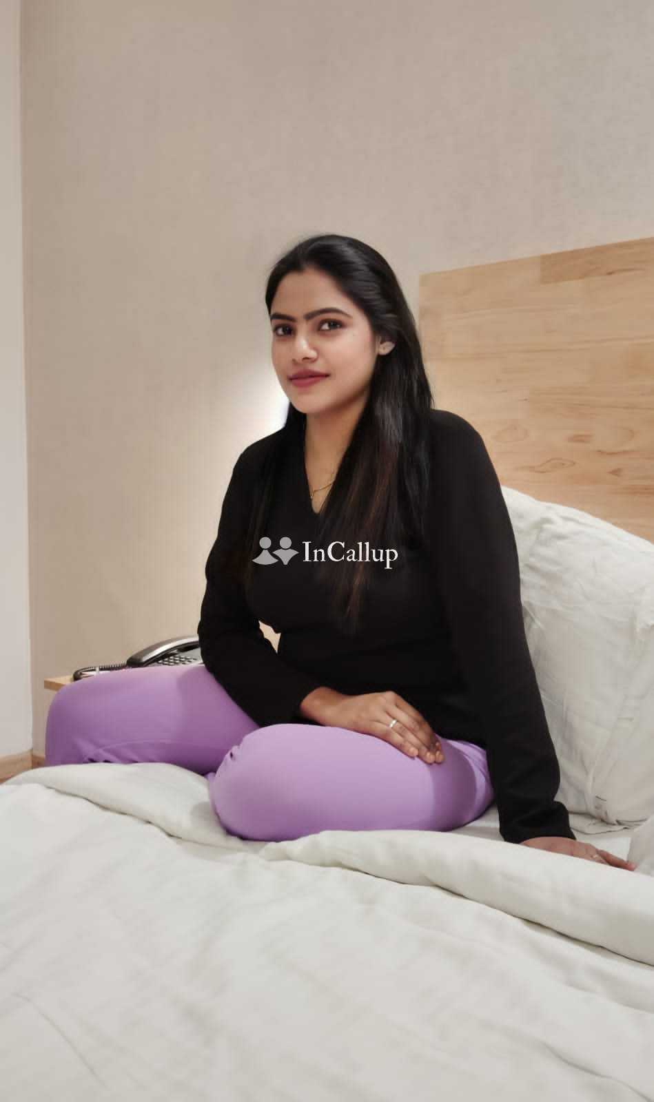 Myself Priya independent escort girls available in Hubli 2nd secure hotel room massage provide hotel
